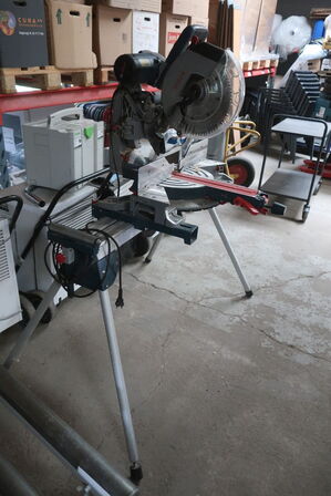 Kap/geringsav BOSCH Prof. GCM 12 GDL på arbejdsbord