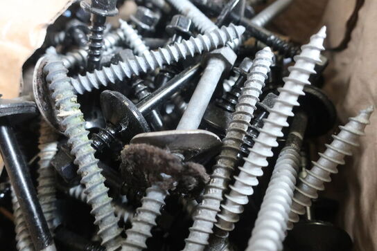 Div. søm, skruer, fugemasse m.v. (se billeder)