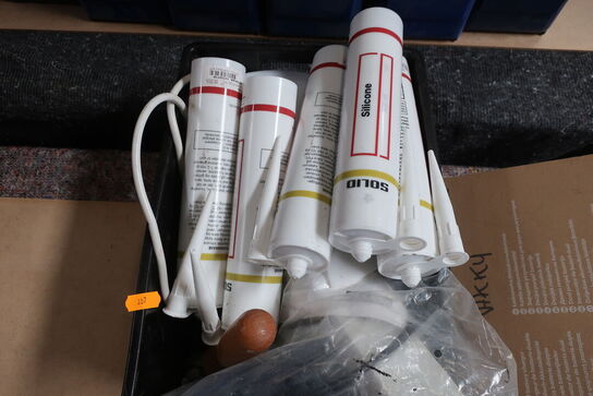 Div. søm, skruer, fugemasse m.v. (se billeder)