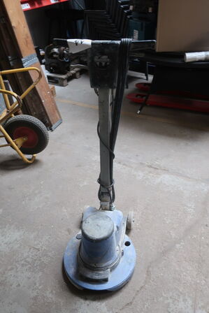 Gulvplejemaskine NUMATIC inkl. rondeller