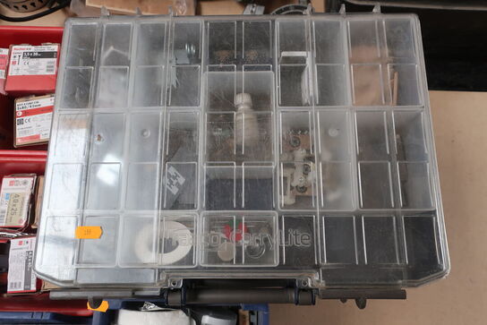 Div. søm, skruer, fugemasse m.v. (se billeder)