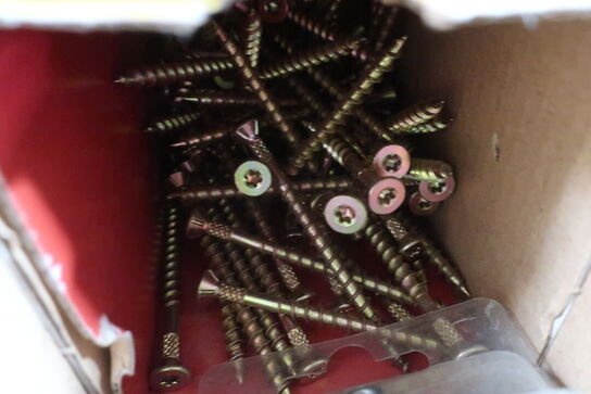 Div. søm, skruer, beslag m.v. (se billeder)