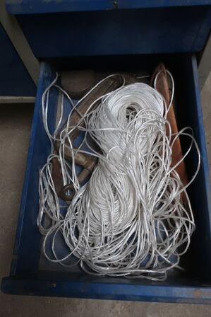 Arbejdsbord BLIKA inkl. indhold