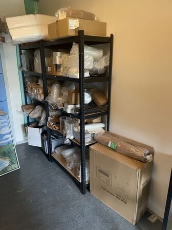 2 stk. Reoler inkl. Indhold