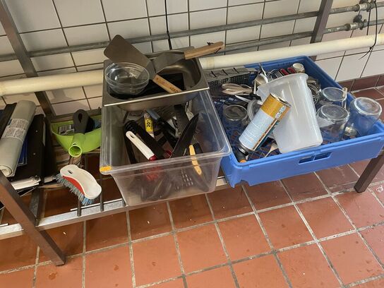 Tøm hylder under bord