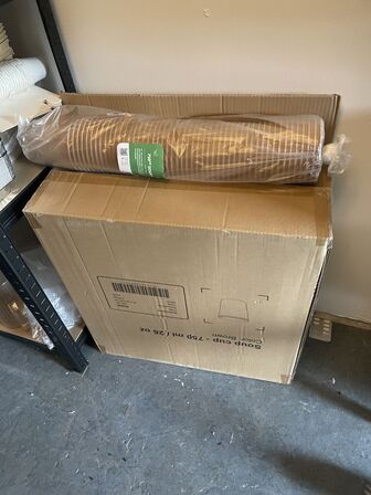 2 stk. Reoler inkl. Indhold