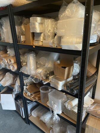 2 stk. Reoler inkl. Indhold