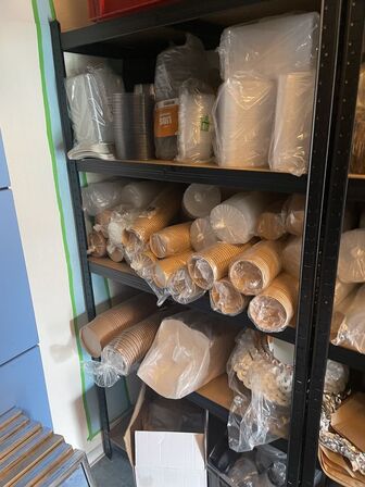 2 stk. Reoler inkl. Indhold