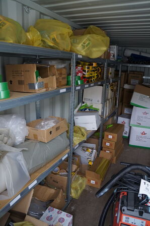 Stort parti tape, poser, m.v.