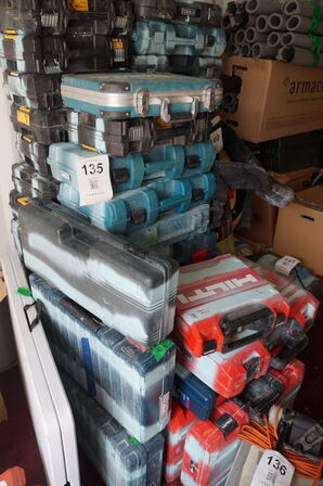 Stort parti omme værktøjskasser