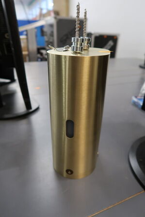 Berøringsfri sæbedispenser KNUD HOLSCHER D Line Messing