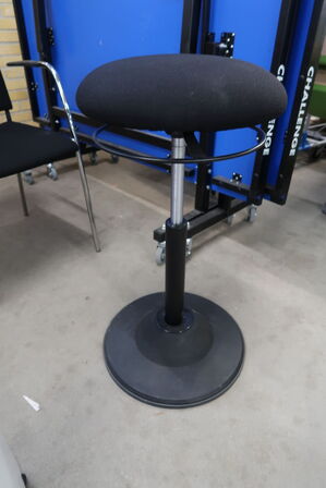 4 stk. Stole samt skuffemøbel bl.a FOUR DESIGN