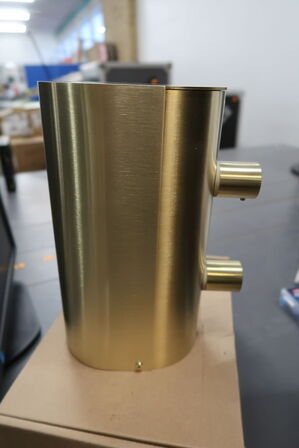 Berøringsfri sæbedispenser KNUD HOLSCHER D Line Messing