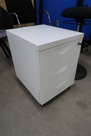 4 stk. Stole samt skuffemøbel bl.a FOUR DESIGN