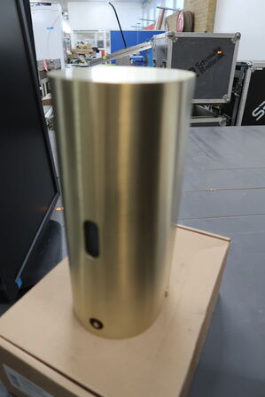 Berøringsfri sæbedispenser KNUD HOLSCHER D Line Messing