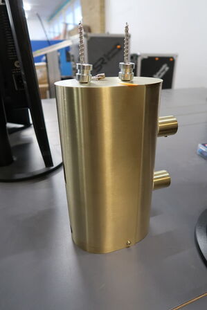 Berøringsfri sæbedispenser KNUD HOLSCHER D Line Messing