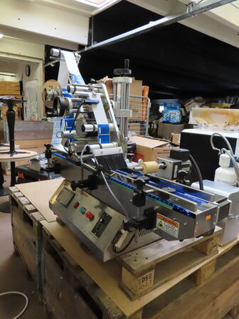 Flad label maskine