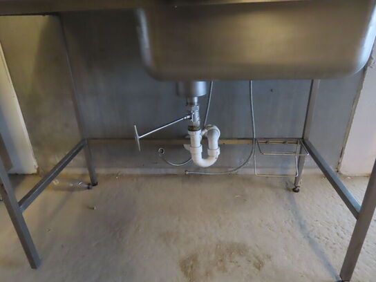 Stålbord med håndvask og armatur