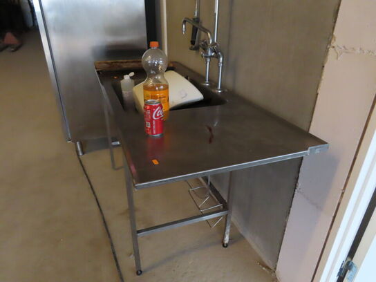 Stålbord med håndvask og armatur