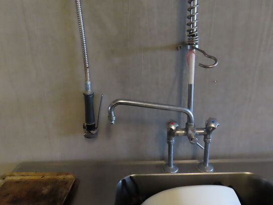 Stålbord med håndvask og armatur