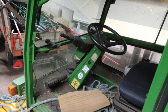 Redskabsbærer JOHN DEERE F1145 med klippebord, fejekost samt trailer
