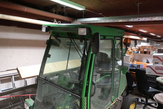 Redskabsbærer JOHN DEERE F1145 med klippebord, fejekost samt trailer