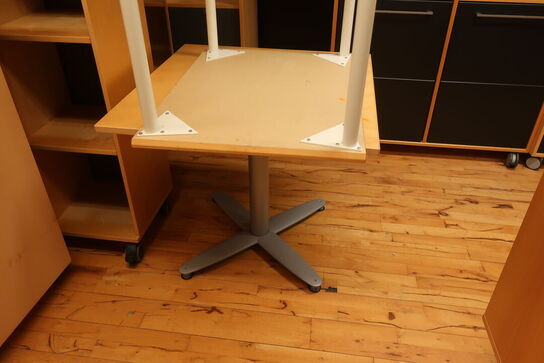 Reol uden indhold samt 2 stk. borde