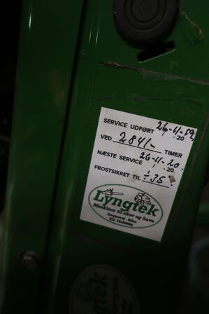 Redskabsbærer JOHN DEERE F1145 med klippebord, fejekost samt trailer