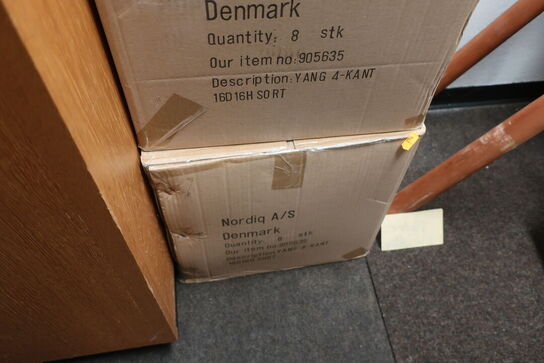 Skab samt div. Krukker