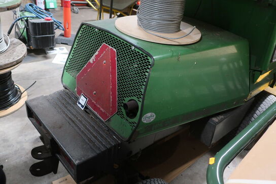 Redskabsbærer JOHN DEERE F1145 med klippebord, fejekost samt trailer