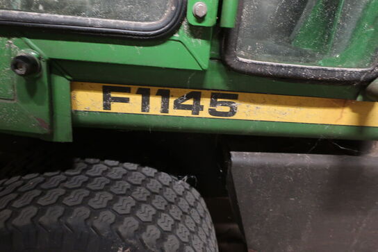 Redskabsbærer JOHN DEERE F1145 med klippebord, fejekost samt trailer