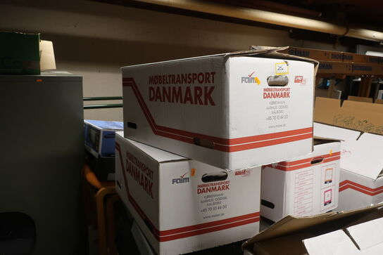 Kasser med div. Kontorartikler m.v. 
