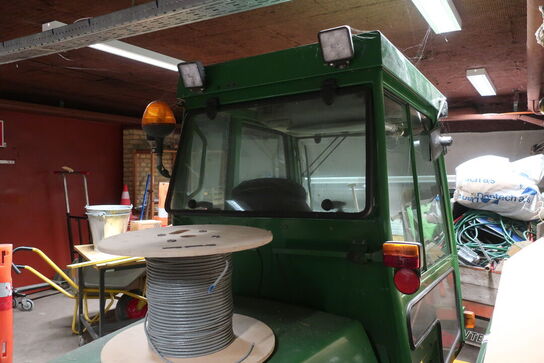 Redskabsbærer JOHN DEERE F1145 med klippebord, fejekost samt trailer