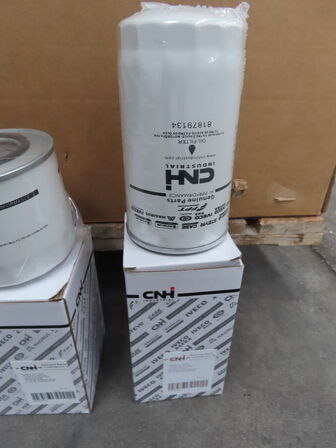 Palle med diverse Oliefilter CNH industrial