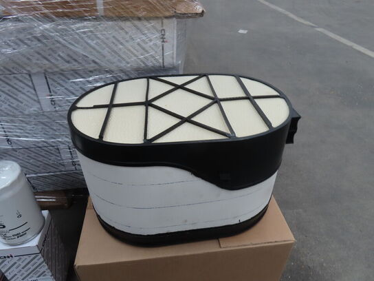 Palle med diverse Oliefilter + Luft filter CNH industrial