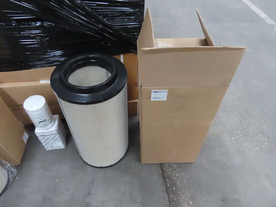 Palle med diverse Oliefilter + Luft filter CNH industrial