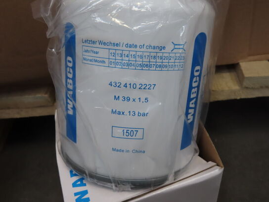 Palle med diverse Oliefilter + Luft filter CNH industrial