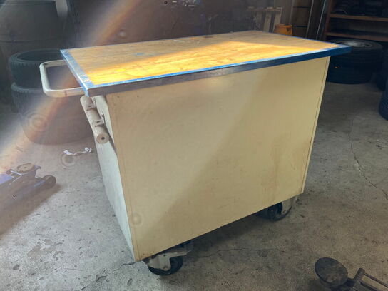 Dunkraft og værktøjsbord med indhold