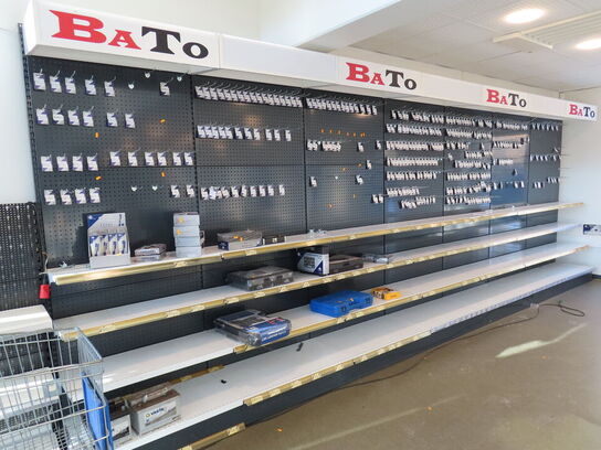 Stort parti butiksreoler uden inhold