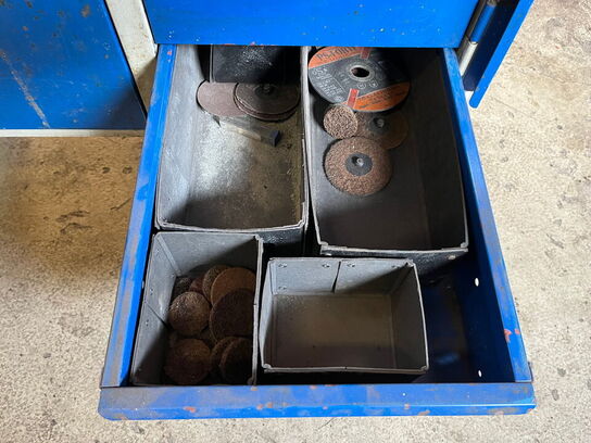 Dunkraft og værktøjsbord med indhold