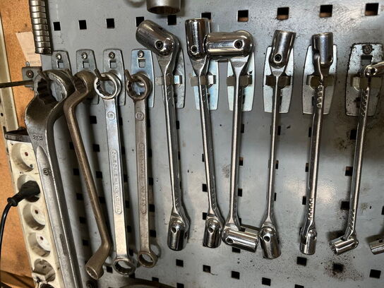 Filebænk og værktøjstavle med indhold