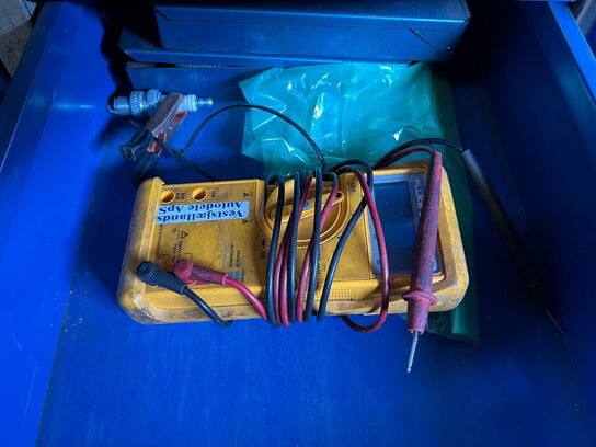 Dunkraft og værktøjsbord med indhold