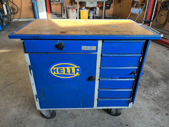 Dunkraft og værktøjsbord med indhold