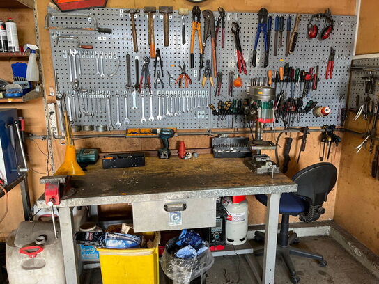 Filebænk og værktøjstavle med indhold