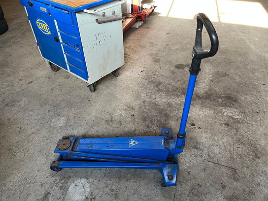 Dunkraft og værktøjsbord med indhold