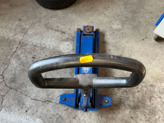 Dunkraft og værktøjsbord med indhold