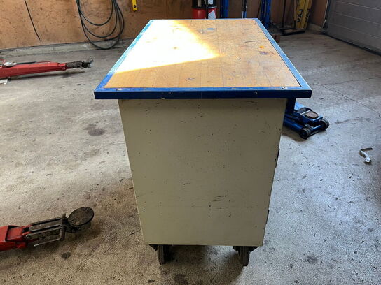 Dunkraft og værktøjsbord med indhold