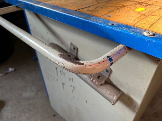 Dunkraft og værktøjsbord med indhold