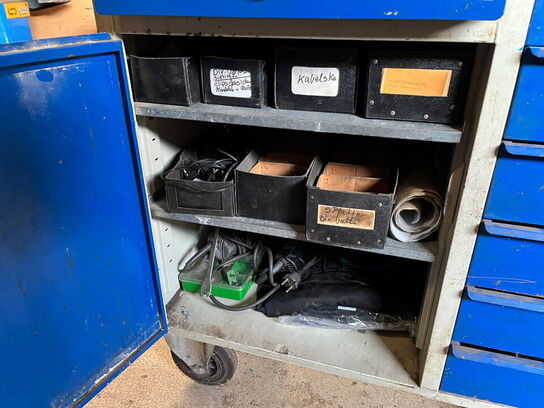 Dunkraft og værktøjsbord med indhold