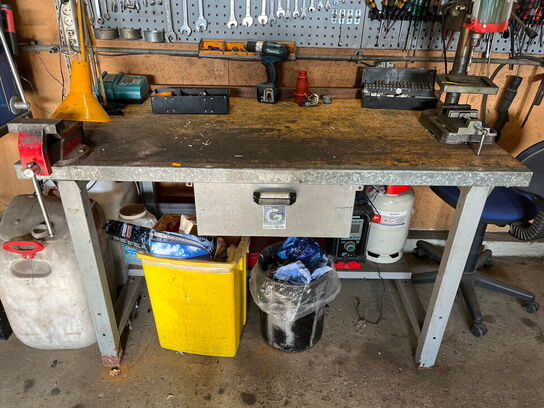 Filebænk og værktøjstavle med indhold